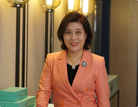 董事長(zhǎng)：張華女士