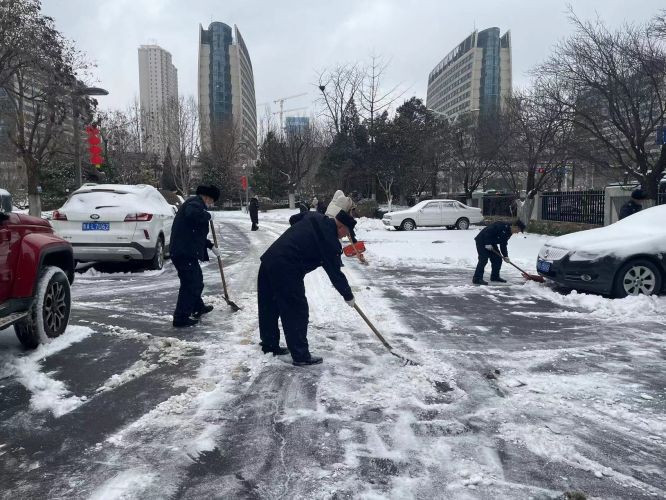 落雪無痕，冷暖相依！山東保麗潔物業(yè)人以雪為令，全員除雪行動